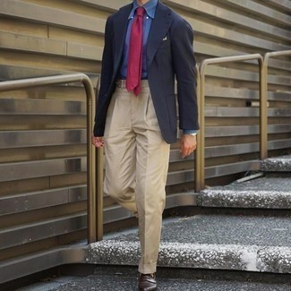 Rote Krawatte kombinieren – 500+ Herren Outfits: Kombinieren Sie ein dunkelblaues Sakko mit einer roten Krawatte für eine klassischen und verfeinerte Silhouette. Wenn Sie nicht durch und durch formal auftreten möchten, wählen Sie dunkelbraunen Leder Slipper.
