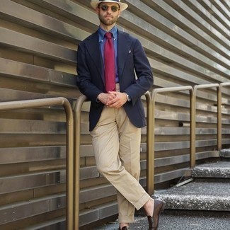 Rote Krawatte kombinieren – 500+ Herren Outfits: Kombinieren Sie ein dunkelblaues Sakko mit einer roten Krawatte, um vor Klasse und Perfektion zu strotzen. Suchen Sie nach leichtem Schuhwerk? Entscheiden Sie sich für dunkelbraunen Leder Slipper für den Tag.