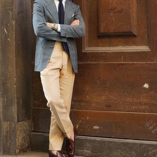 30 Jährige: Graues Sakko kombinieren – 500+ Sommer Herren Outfits: Paaren Sie ein graues Sakko mit einer beige Anzughose, um vor Klasse und Perfektion zu strotzen. Braune Leder Slipper mit Quasten sind eine gute Wahl, um dieses Outfit zu vervollständigen. Dieses Outfit eignet sich ideal für den Sommer.