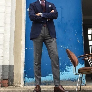 Dunkelrote bedruckte Krawatte kombinieren – 217 Herren Outfits: Kombinieren Sie ein dunkelblaues Sakko mit einer dunkelroten bedruckten Krawatte für eine klassischen und verfeinerte Silhouette. Vervollständigen Sie Ihr Look mit braunen Leder Oxford Schuhen.