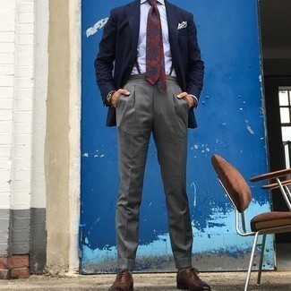 30 Jährige: Wie dunkelblaues Sakko mit brauner Leder Oxford Schuhe zu kombinieren – 70 Sommer Herren Outfits: Kombinieren Sie ein dunkelblaues Sakko mit einer grauen Anzughose für einen stilvollen, eleganten Look. Ergänzen Sie Ihr Look mit braunen Leder Oxford Schuhen. Ein perfekter Look für den Sommer, oder?