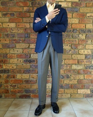 30 Jährige: Blaues Sakko kombinieren – 500+ Elegante Sommer Herren Outfits: Kombinieren Sie ein blaues Sakko mit einer grauen Anzughose für eine klassischen und verfeinerte Silhouette. Vervollständigen Sie Ihr Look mit schwarzen Leder Slippern mit Quasten. Das Outfit ist mega und passt toll zum Sommer.