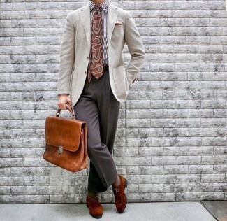 Wie hellbeige Sakko mit brauner Anzughose zu kombinieren – 117 Herren Outfits: Kombinieren Sie ein hellbeige Sakko mit einer braunen Anzughose für eine klassischen und verfeinerte Silhouette. Komplettieren Sie Ihr Outfit mit rotbraunen Wildleder Derby Schuhen.