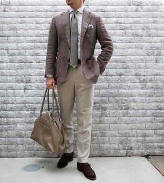 Braunes Sakko kombinieren – 500+ Sommer Herren Outfits: Etwas Einfaches wie die Wahl von einem braunen Sakko und einer hellbeige Anzughose kann Sie von der Menge abheben. Ergänzen Sie Ihr Look mit dunkelbraunen Monks aus Wildleder. Schon ergibt sich ein cooler Sommer-Look.