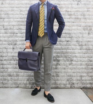 Welche Slipper mit Quasten mit dunkelblauen Sakkos zu tragen – 500+ Herren Outfits: Kombinieren Sie ein dunkelblaues Sakko mit einer grauen Anzughose, um vor Klasse und Perfektion zu strotzen. Slipper mit Quasten sind eine großartige Wahl, um dieses Outfit zu vervollständigen.