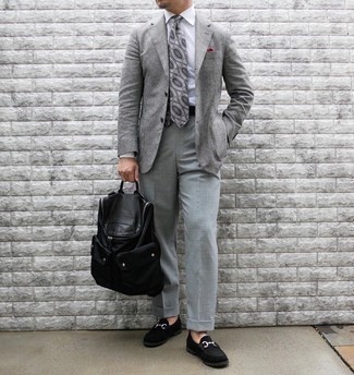 Weißes und schwarzes Sakko kombinieren – 500+ Herren Outfits: Tragen Sie ein weißes und schwarzes Sakko und eine graue Anzughose, um vor Klasse und Perfektion zu strotzen. Vervollständigen Sie Ihr Look mit schwarzen Wildleder Slippern.