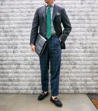 Dunkelgraues Sakko kombinieren – 1200+ Herren Outfits: Kombinieren Sie ein dunkelgraues Sakko mit einer dunkelblauen und grünen Anzughose mit Schottenmuster, um vor Klasse und Perfektion zu strotzen. Ergänzen Sie Ihr Look mit dunkelblauen Wildleder Slippern.