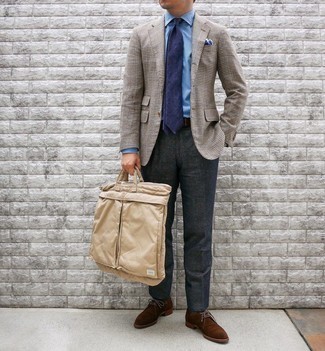 Hellbeige Sakko kombinieren – 1099+ Sommer Herren Outfits: Vereinigen Sie ein hellbeige Sakko mit einer dunkelgrauen Anzughose für einen stilvollen, eleganten Look. Braune Wildleder Derby Schuhe sind eine perfekte Wahl, um dieses Outfit zu vervollständigen. Was für eine coole Sommer-Look Idee!