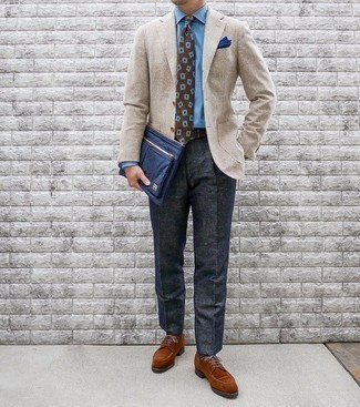 Blaues Einstecktuch kombinieren – 500+ Herren Outfits: Tragen Sie ein hellbeige Wollsakko und ein blaues Einstecktuch für einen entspannten Wochenend-Look. Machen Sie Ihr Outfit mit braunen Wildleder Derby Schuhen eleganter.