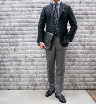 Dunkelblaue und weiße bedruckte Krawatte kombinieren – 482 Herren Outfits: Kombinieren Sie ein dunkelblaues Sakko mit einer dunkelblauen und weißen bedruckten Krawatte für eine klassischen und verfeinerte Silhouette. Schwarze Leder Slipper mit Quasten sind eine perfekte Wahl, um dieses Outfit zu vervollständigen.