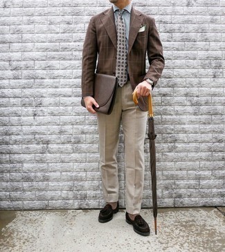 Welche Anzughosen mit brauner Slipper mit Quasten zu tragen – 500+ Sommer Herren Outfits: Kombinieren Sie ein braunes Sakko mit Karomuster mit einer Anzughose für einen stilvollen, eleganten Look. Braune Slipper mit Quasten sind eine großartige Wahl, um dieses Outfit zu vervollständigen. Schon haben wir ein stylischer Look im Sommer.