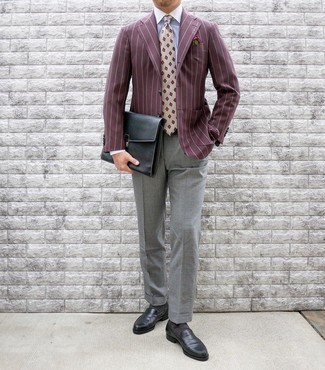 Dunkelrotes Sakko kombinieren – 345 Herren Outfits: Paaren Sie ein dunkelrotes Sakko mit einer grauen Anzughose für eine klassischen und verfeinerte Silhouette. Ergänzen Sie Ihr Look mit schwarzen Leder Slippern.