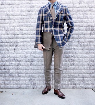 Blaues Sakko mit Schottenmuster kombinieren – 356 Herren Outfits: Entscheiden Sie sich für ein blaues Sakko mit Schottenmuster und eine graue Anzughose, um vor Klasse und Perfektion zu strotzen. Schalten Sie Ihren Kleidungsbestienmodus an und machen dunkelbraunen Leder Oxford Schuhe zu Ihrer Schuhwerkwahl.