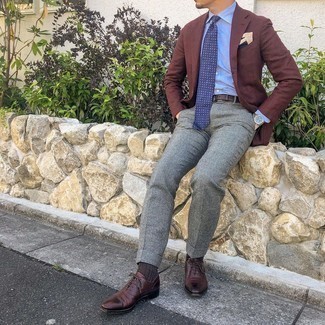 Dunkelblaues und weißes Einstecktuch kombinieren – 500+ Herren Outfits: Ein braunes Sakko und ein dunkelblaues und weißes Einstecktuch vermitteln eine sorglose und entspannte Atmosphäre. Dunkelrote Leder Oxford Schuhe putzen umgehend selbst den bequemsten Look heraus.