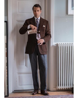 braunes Wollsakko mit Hahnentritt-Muster, weißes Businesshemd, dunkelgraue Wollanzughose, dunkelbraune Leder Oxford Schuhe für Herren