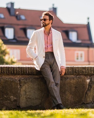 30 Jährige: Weißes Sakko kombinieren – 230 Sommer Herren Outfits: Tragen Sie ein weißes Sakko und eine graue Anzughose, um vor Klasse und Perfektion zu strotzen. Schwarze Leder Slipper sind eine perfekte Wahl, um dieses Outfit zu vervollständigen. Dieses Outfit eignet sich wunderbar für den Sommer.