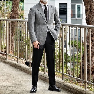 30 Jährige: Graues Wollsakko kombinieren – 461 Herren Outfits warm Wetter: Kombinieren Sie ein graues Wollsakko mit einer schwarzen Anzughose, um vor Klasse und Perfektion zu strotzen. Schwarze Leder Derby Schuhe fügen sich nahtlos in einer Vielzahl von Outfits ein.