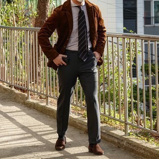 Braunes Cordsakko kombinieren – 84 Herren Outfits: Erwägen Sie das Tragen von einem braunen Cordsakko und einer dunkelgrauen Anzughose, um vor Klasse und Perfektion zu strotzen. Vervollständigen Sie Ihr Look mit braunen Wildleder Slippern.