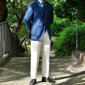 Hellblaues Chambray Businesshemd kombinieren – 344 Herren Outfits: Kombinieren Sie ein hellblaues Chambray Businesshemd mit einer weißen Anzughose, um vor Klasse und Perfektion zu strotzen. Fühlen Sie sich mutig? Wählen Sie dunkelbraunen Wildleder Slipper mit Quasten.