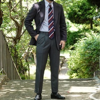 Dunkelgraues Sakko kombinieren – 1200+ Herren Outfits: Kombinieren Sie ein dunkelgraues Sakko mit einer dunkelgrünen Anzughose für eine klassischen und verfeinerte Silhouette. Dieses Outfit passt hervorragend zusammen mit schwarzen Leder Slippern.