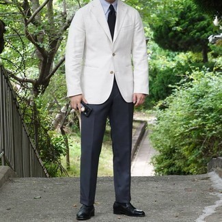 Dunkelblaue Anzughose kombinieren – 699+ Sommer Herren Outfits: Entscheiden Sie sich für ein weißes Sakko und eine dunkelblaue Anzughose für einen stilvollen, eleganten Look. Dieses Outfit passt hervorragend zusammen mit schwarzen Leder Slippern. Schon haben wir ein super Outfit im Sommer.