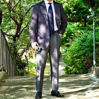Wie dunkelblaues Sakko mit grauer Anzughose zu kombinieren – 725+ Herren Outfits: Entscheiden Sie sich für einen klassischen Stil in einem dunkelblauen Sakko und einer grauen Anzughose. Schwarze Leder Slipper sind eine kluge Wahl, um dieses Outfit zu vervollständigen.