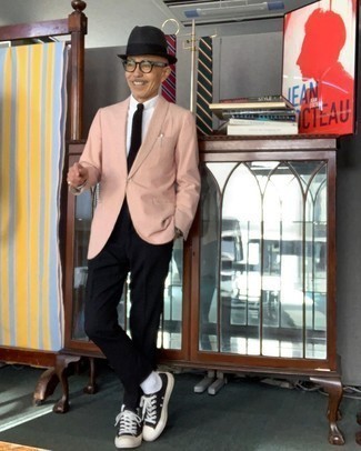 60 Jährige: Welche Anzughosen mit rosa Sakkos zu tragen – 1 Smart-Casual Herren Outfits: Machen Sie sich mit einem rosa Sakko und einer Anzughose einen verfeinerten, eleganten Stil zu Nutze. Fühlen Sie sich mutig? Entscheiden Sie sich für schwarzen und weißen Segeltuch niedrige Sneakers.