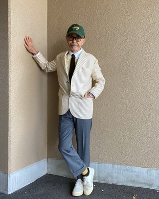 Olivgrüne Baseballkappe kombinieren – 383 Herren Outfits: Ein hellbeige vertikal gestreiftes Sakko und eine olivgrüne Baseballkappe sind das Outfit Ihrer Wahl für faule Tage. Fühlen Sie sich mutig? Wählen Sie weißen Segeltuch niedrige Sneakers.