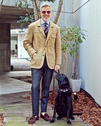 Braune Krawatte kombinieren – 500+ Herren Outfits: Kombinieren Sie ein beige Sakko mit einer braunen Krawatte für eine klassischen und verfeinerte Silhouette. Komplettieren Sie Ihr Outfit mit dunkelbraunen Wildleder Slippern mit Quasten.