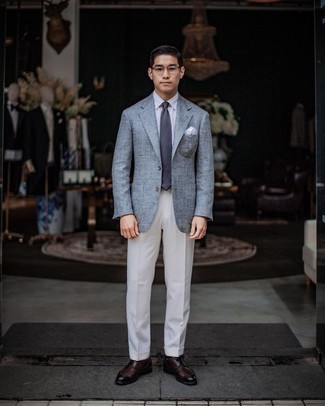 Hellblaues Sakko kombinieren – 73 Herren Outfits: Kombinieren Sie ein hellblaues Sakko mit einer weißen Anzughose für eine klassischen und verfeinerte Silhouette. Ergänzen Sie Ihr Look mit dunkelbraunen Leder Derby Schuhen.