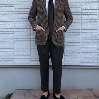 30 Jährige: Braune Krawatte kombinieren – 655+ Sommer Herren Outfits: Entscheiden Sie sich für ein braunes Sakko mit Hahnentritt-Muster und eine braune Krawatte für einen stilvollen, eleganten Look. Vervollständigen Sie Ihr Look mit schwarzen Wildleder Slippern mit Quasten. Schon mal so einen stylischen Sommer-Outfit gesehen?