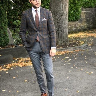 Braune Krawatte kombinieren – 500+ Herren Outfits: Erwägen Sie das Tragen von einem dunkelgrauen Wollsakko mit Schottenmuster und einer braunen Krawatte, um vor Klasse und Perfektion zu strotzen. Rotbraune Leder Oxford Schuhe sind eine perfekte Wahl, um dieses Outfit zu vervollständigen.