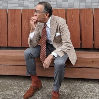 Braune Krawatte kombinieren – 500+ Herren Outfits: Kombinieren Sie ein beige Wollsakko mit Hahnentritt-Muster mit einer braunen Krawatte, um vor Klasse und Perfektion zu strotzen. Braune Wildleder Slipper sind eine großartige Wahl, um dieses Outfit zu vervollständigen.