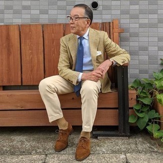 60 Jährige: Anzughose kombinieren – 216 Elegante Herren Outfits: Kombinieren Sie ein beige Sakko mit Hahnentritt-Muster mit einer Anzughose für einen stilvollen, eleganten Look. Braune Wildleder Derby Schuhe sind eine großartige Wahl, um dieses Outfit zu vervollständigen.