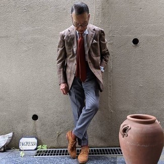 60 Jährige: Braune Socken kombinieren – 82 Herren Outfits: Ein braunes Sakko mit Schottenmuster und braune Socken sind eine gute Outfit-Formel für Ihre Sammlung. Entscheiden Sie sich für braunen Wildleder Oxford Schuhe, um Ihr Modebewusstsein zu zeigen.