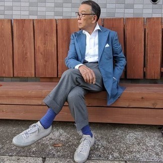 Wie graue Anzughose mit grauer Segeltuch niedriger Sneakers zu kombinieren – 18 Smart-Casual Herren Outfits: Kombinieren Sie ein blaues Sakko mit einer grauen Anzughose, um vor Klasse und Perfektion zu strotzen. Wenn Sie nicht durch und durch formal auftreten möchten, entscheiden Sie sich für grauen Segeltuch niedrige Sneakers.