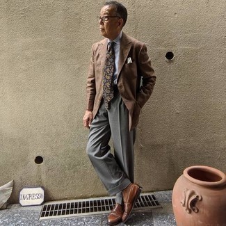 60 Jährige: Dunkelbraune Leder Slipper kombinieren – 64 Herren Outfits: Kombinieren Sie ein braunes Sakko mit einer grauen Anzughose für eine klassischen und verfeinerte Silhouette. Dunkelbraune Leder Slipper sind eine großartige Wahl, um dieses Outfit zu vervollständigen.