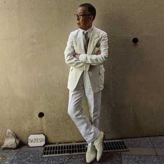 Welche Brogues mit hellbeige Sakkos zu tragen – 31 Sommer Herren Outfits: Kombinieren Sie ein hellbeige Sakko mit einer weißen Anzughose für einen stilvollen, eleganten Look. Fühlen Sie sich mutig? Wählen Sie Brogues. Dieses Outfit ist super für den Sommer und gefallen uns sehr gut.