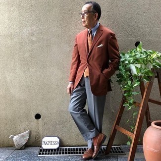 60 Jährige: Welche Slipper mit dunkelbraunen Sakkos zu tragen – 8 Elegante Herren Outfits: Kombinieren Sie ein dunkelbraunes Sakko mit einer grauen Anzughose für eine klassischen und verfeinerte Silhouette. Slipper sind eine gute Wahl, um dieses Outfit zu vervollständigen.