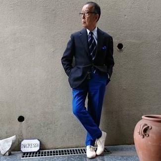 60 Jährige: Blaues Sakko kombinieren – 43 Smart-Casual Herren Outfits warm Wetter: Paaren Sie ein blaues Sakko mit einer blauen Anzughose für einen stilvollen, eleganten Look. Wenn Sie nicht durch und durch formal auftreten möchten, wählen Sie weißen Segeltuch niedrige Sneakers.