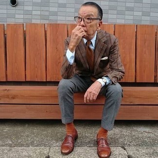 60 Jährige: Wie Businesshemd mit Anzughose zu kombinieren – 241 Herren Outfits: Kombinieren Sie ein Businesshemd mit einer Anzughose für eine klassischen und verfeinerte Silhouette. Rotbraune Leder Oxford Schuhe sind eine ideale Wahl, um dieses Outfit zu vervollständigen.