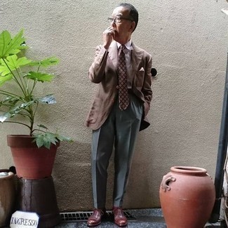 60 Jährige: Braunes Sakko kombinieren – 48 Herren Outfits: Kombinieren Sie ein braunes Sakko mit einer grauen Anzughose, um vor Klasse und Perfektion zu strotzen. Ergänzen Sie Ihr Look mit dunkelroten Leder Oxford Schuhen.