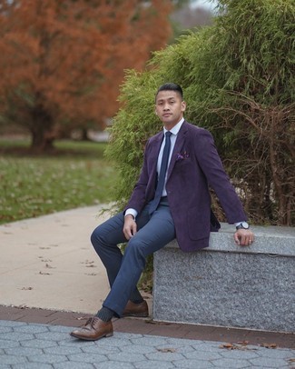 Welche Anzughosen mit violetten Sakkos zu tragen – 52 Herren Outfits: Entscheiden Sie sich für ein violettes Sakko und eine Anzughose, um vor Klasse und Perfektion zu strotzen. Bringen Sie die Dinge durcheinander, indem Sie braunen Leder Brogues mit diesem Outfit tragen.