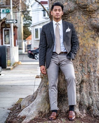 Beige Krawatte kombinieren – 322 Elegante Herren Outfits: Vereinigen Sie ein dunkelgraues Sakko mit Karomuster mit einer beige Krawatte, um vor Klasse und Perfektion zu strotzen. Braune Leder Slipper sind eine gute Wahl, um dieses Outfit zu vervollständigen.