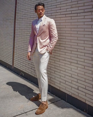 Welche Anzughosen mit fuchsia Sakkos zu tragen – 57 Herren Outfits: Geben Sie den bestmöglichen Look ab in einem fuchsia Sakko und einer Anzughose. Braune Wildleder Oxford Schuhe sind eine kluge Wahl, um dieses Outfit zu vervollständigen.