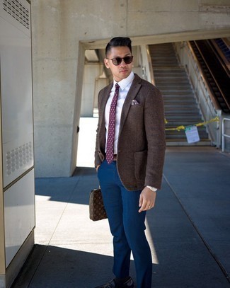 Dunkelrote Krawatte kombinieren – 500+ Herren Outfits: Kombinieren Sie ein braunes Wollsakko mit einer dunkelroten Krawatte, um vor Klasse und Perfektion zu strotzen. Fühlen Sie sich mutig? Komplettieren Sie Ihr Outfit mit dunkelbraunen Leder Slippern.