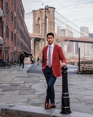 Rotes Sakko kombinieren – 345 Herren Outfits: Tragen Sie ein rotes Sakko und eine dunkelblaue Anzughose für eine klassischen und verfeinerte Silhouette. Braune Leder Oxford Schuhe fügen sich nahtlos in einer Vielzahl von Outfits ein.