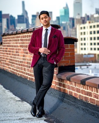 20 Jährige: Welche Anzughosen mit roten und dunkelblauen Sakkos zu tragen – 16 Herren Outfits warm Wetter: Kombinieren Sie ein rotes und dunkelblaues Sakko mit einer Anzughose für einen stilvollen, eleganten Look. Schwarze Leder Oxford Schuhe sind eine perfekte Wahl, um dieses Outfit zu vervollständigen.