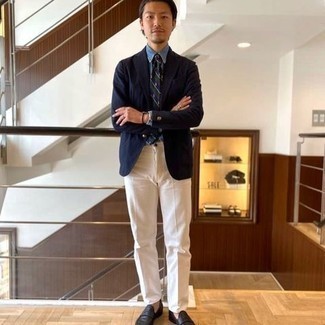 30 Jährige: Blaues Sakko kombinieren – 500+ Elegante Sommer Herren Outfits: Vereinigen Sie ein blaues Sakko mit einer weißen Anzughose für eine klassischen und verfeinerte Silhouette. Vervollständigen Sie Ihr Look mit schwarzen Leder Slippern. Ein cooler Sommer-Look.