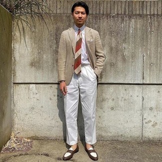 30 Jährige: Braune Leder Slipper kombinieren – 500+ Elegante Sommer Herren Outfits: Paaren Sie ein hellbeige Leinen Sakko mit einer weißen Anzughose, um vor Klasse und Perfektion zu strotzen. Braune Leder Slipper sind eine kluge Wahl, um dieses Outfit zu vervollständigen. Ein trendiges Sommer-Outfit.